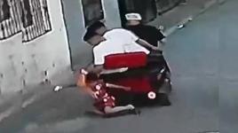 Galatasaray formalı çocuğu sürüklediler! Şoke eden savunma