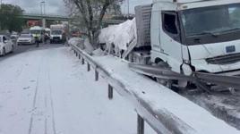 Zeytinburnu D-100'de alçı yüklü TIR bariyerlere çarptı; trafik yoğunluğu oluştu