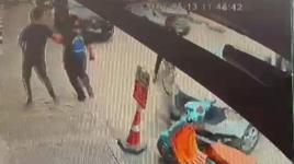 Hafif ticari araç bisikletliye çarpıp kaldırıma çıktı; yayalar son anda kurtuldu