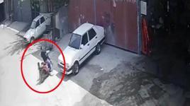 Kontrolden çıkan şarjlı bisiklet demir kapıya çarparak durdu