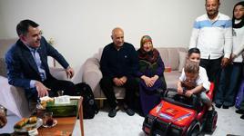 Bakan Kurum evlerine kavuşan depremzede aileye misafir oldu