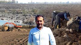 Köyüne döndü, 7 yıl boyunca 1500 kamyon taş topladı! İnanılmaz son