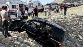 Şarampole devrilen hafif ticari araçtaki 3 kişi öldü