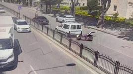 Telefona bakan motosikletli önünde duran araca çarptı