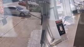 Fren yerine gaza bastı, kasap dükkanına daldı