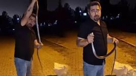 Çamaşır makinesinde yılan avı! Metrelerce uzunlukta, elleriyle çıkardı