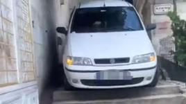 Otomobiliyle merdivenlerden inmeye çalıştı
