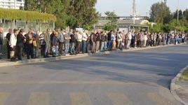 İzmir’de 23 bin işçi greve çıktı! Otobüs duraklarında metrelerce kuyruk oluştu