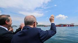İstanbul Boğazı'nda tarihi an! Erdoğan, 'Osman Gazi'yi Karadeniz'e uğurladı