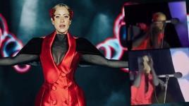 Derya Uluğ’a Şanlıurfa konserinde büyük şok! Su şişesi fırlatıldı