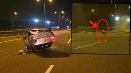 Dehşet anları! Küçük çocuk taklalar atan otomobilden yola savruldu