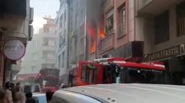 Zeytinburnu'nda 3 katlı binada yangın! Balkondan atlayan çocuk yaralandı