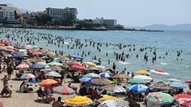 Kuşadası'nda bayram yoğunluğu! Plajlar doldu taştı