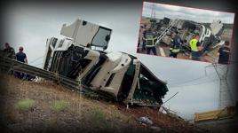 Kocaeli'nde feci kaza! Karpuz yüklü TIR devrildi: 1 ölü, 3 yaralı