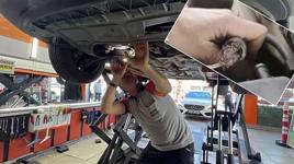 Otomobilin motorundan bulaşık teli çıktı