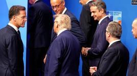 Yunan basını bu görüntüyü konuşuyor! Miçotakis'in çaresizliği, nefes almak için bile talimat bekliyor