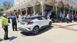 Fren yerine gaza bastı: Yayalara çarpan sürücü, gözyaşlarını tutamadı