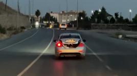 3 gencin otomobilin bagajında yolculuk yapması cep telefonu kamerasında