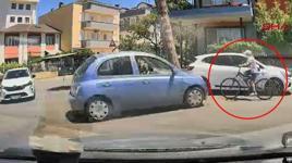 Savrulan otomobil bisikletli çocuğa çarptı! Kaza anı kamerada