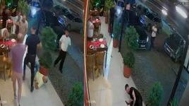 Eğlence mekanı önünde silahlı çatışma! Anbean güvenlik kamerasına yansıdı