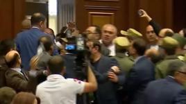 Ermenistan Parlamentosu'nda kavga: İktidar ve muhalefet birbirine girdi!