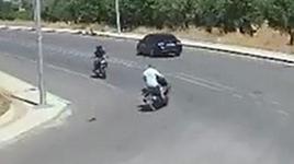 Motosikletliler böyle çarpıştı! Ana yola çıkmak isterken...
