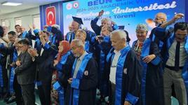 Tazelenme Üniversitesi mezun verdi! 60 yaş üstü öğrenciler kep attı