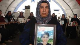 Evlat nöbetindeki anne: Cansız fotoğraflara değil, çocuklarımıza sarılmak istiyoruz