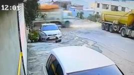 Demir yüklü kamyon 8 metrelik duvardan bahçeye uçtu