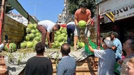 Babasının ölüm yıldönümünde 1 kamyon karpuz dağıttılar: Kapış kapış gitti