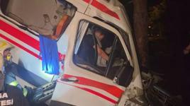 Bursa'da kamyonet ile ambulans çarpıştı: 5 yaralı