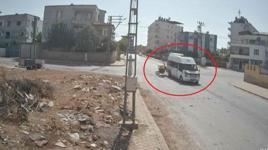 Motosiklet, minibüse ok gibi saplandı