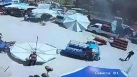 İzmir'de pazar şemsiyesi hamile kadın ve çocuğunun üzerine düştü
