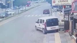 Freni boşalan aracın altında kalmaktan saniyelerle kurtuldular