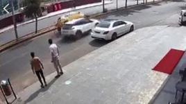 Çarptığı araç böyle takla attı! Ayna kontrolü yapmadan...