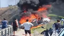 Ümraniye'de kaza yapan araç cayır cayır yandı