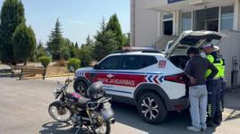 Sakarya'da motosikletlinin tehlikeli şovu pahalıya patladı! Ehliyetine süresiz el konuldu