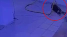 Kahreden görüntü! Akıma kapılan kapıcının feci ölümü sitenin güvenlik kamerasında