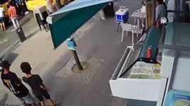 Sultangazi'de İETT otobüsünün anneanne ile torununa çarpma anı güvenlik kamerasında