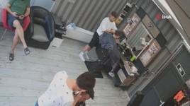 Müşterisinin saçını keserken duvardaki petek yere düştü