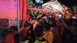 Sındırgı ilçesinde yıkılan binadan bir yaralı çıkarıldı