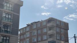 Kartal'da şiddetli rüzgar binanın çatısında hasara yol açtı