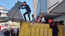 Freni boşalan hafriyat kamyonu iş yerine girdi! Kaza anı kamerada