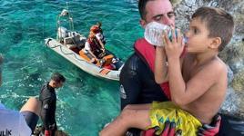 8 kişinin bulunduğu tekne battı! Denizin ortasında can pazarı: 2 çocuk saatler sonra bulundu