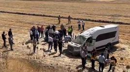 Malazgirt kutlamalarına gidenleri taşıyan minibüs devrildi! 10 yaralı
