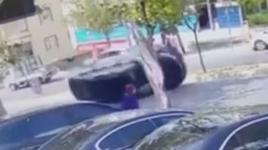 Kazayı gören olay yenine koştu! Refüje çarpan araç...