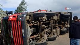 Ordu'da tomruk kamyonu devrildi: 21 ton tomruk yola saçıldı