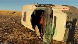 Otomobille çarpışan öğrenci servis minibüsü şarampole devrildi: 9 yaralı