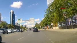 Ataşehir'de motosikletlinin tek teker üzerinde tehlikeli yolculuğu kamerada