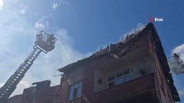 Üsküdar'da çatı yangını: Alevler yan binaya sıçradı